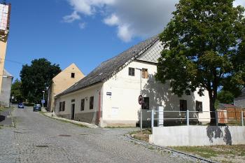 Chalupa u někdejší Horní brány od jihu (© Ivan Grisa, 08/2008)