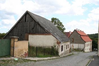 Chalupa u Horní brány a budova musea od severu (© Ivan Grisa, 08/2008)