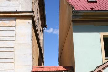 Prampouch přes bezejmennou (?) uličku z východní strany Velkého náměstí (© Ivan Grisa, 08/2008)