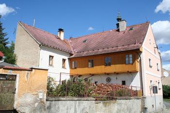 Obnovená pavlač domu na rohu ulic Čechova a Dukelských hrdinů (© Ivan Grisa, 08/2008)