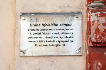 Tabulka s textem u brány bývalého žlutického zámku ( © Iva Spurná 26.4.2010)