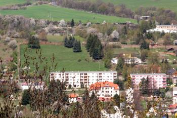 Pohled z Nevděku na původní zámecký areál, ze kterého zůstala ohradní zeď, dobře z dálky viditelná ( © Iva Spurná 30.4.2010)