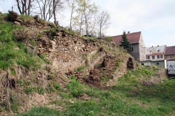 Pozůstatky zdí v bývalém zameckého areálu – dnes mezi paneláky a zahrádkami ( © Iva Spurná 1.5.2010)