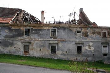 Kokořovský dvůr v neutěšeném stavu ( © Iva Spurná 1.5.2010)