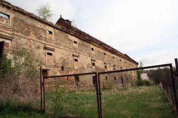 Kokořovský dvůr v neutěšeném stavu ( © Iva Spurná 1.5.2010)