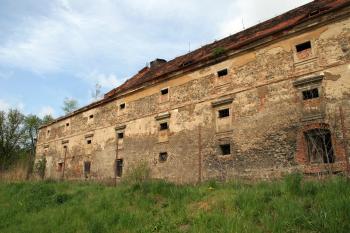 Kokořovský dvůr v neutěšeném stavu ( © Iva Spurná 1.5.2010)