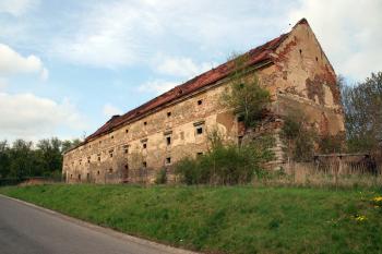 Kokořovský dvůr v neutěšeném stavu ( © Iva Spurná 1.5.2010)