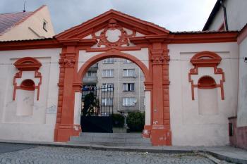 vstupní brána zámku ( © Pavel Zany Komárek 9.6. 2002)