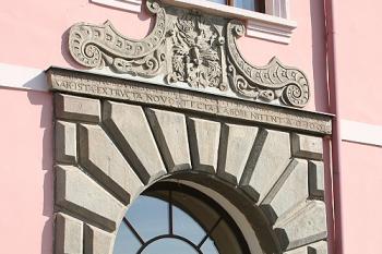 Renesanční portál dvojštítového domu v severní frontě náměstí (© Ivan Grisa, 08/2008)