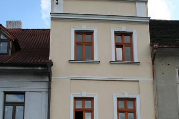 Doklad původní gotické parcelace - dům v jižní frontě náměstí (© Ivan Grisa, 08/2008)
