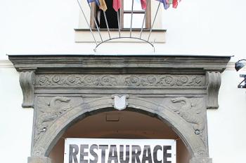 Renesanční portál pensionu v jižní frontě náměstí (© Ivan Grisa, 08/2008)