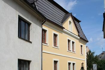 Klasicistní dům v někdejší hradební uličce (© Ivan Grisa, 08/2008)