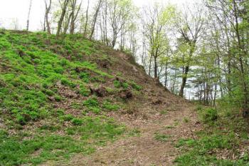 Příkop chránící původní jádro hradu (vlevo) ( © Filip Matoušek 05/2003)