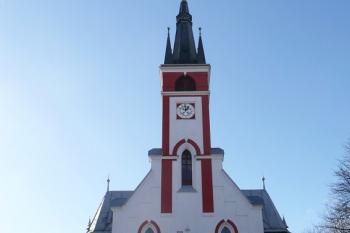 severní, vstupní průčelí kostela v Melči ( © Jan P. Štěpánek 02/2008)