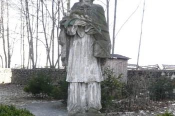 socha sv. Jana Nepomuckého před kostelem ( © Jan P. Štěpánek 02/2008)