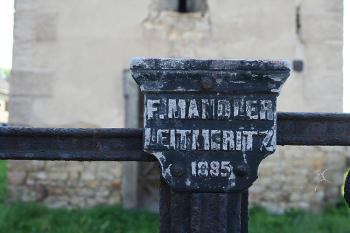 Výrobní štítek litinového plotu (© Ivan Grisa, 08/2008)