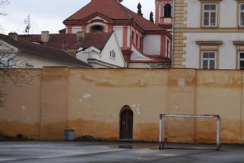 portálek v ohradní zdi (© Karel Husák, 02/2012)