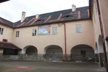 ambit kláštera se slunečními hodinami (© Karel Husák, 03/2010)