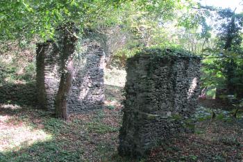 Pilíře mostu, spojujícího straý a nový hrad ( © Dušan Dohňanský 09/2019)