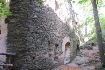 Úzký parkánový prostor, vlevo vstup do hlavního dvouprostorového paláce ( © Dušan Dohňanský 09/2019)