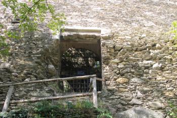 Brána zasazená do plášťové zdi a vedoucí do vnitřního nádvoří st.hradu ( © Dušan Dohňanský 09/2019)