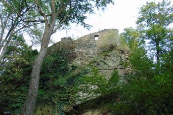 Hradby z 1.pol. 15.stol chránicí starší hrad od východu (© Dušan Dohňanský 10/2020)