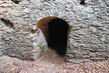 Vstup do sklepení dvouprostorového paláce (© Dušan Dohňanský 10/2020)