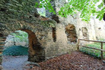 Vnější stěna -vedlejšího- paláce trojúhelnikového půdorysu (© Dušan Dohňanský 10/2020)