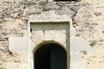 pozdně gotický upravovaný vstupní portál do nádvoří tzv. Nového hradu ( © Jan P. Štěpánek 07/2009)