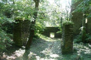kamenné pilíře dřevěného mostu přes příkop do bočního předhradí tzv. Starého hradu ( © Jan P. Štěpánek 07/2009)
