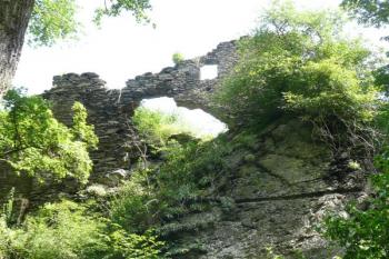 torzo hospodářských budov na hraně do skály vylámaného příkopu před tzv. Starým hradem ( © Jan P. Štěpánek 07/2009)