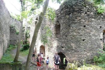 pohled z východního koutu nádvoří jádra hradu na průčelí paláce ( © Jan P. Štěpánek 07/2009)