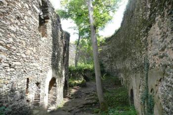 po zastavění jádra hradu budovami zbylo pouze úzké nádvoří mezi obvodovou hradbou a průčelím paláce (vlevo) ( © Jan P. Štěpánek 07/2009)