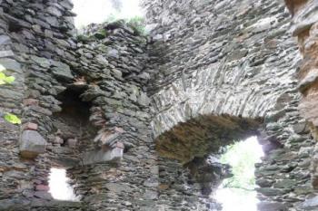 prostora v patře paláce s krbem a otvorem zaniklého arkáře ( © Jan P. Štěpánek 07/2009)