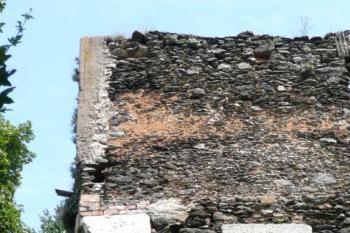 armované nároží nejvrchnějšího patra západního palácového stavení tzv. nového hradu ( © Jan P. Štěpánek 07/2009)