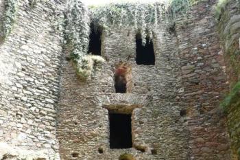 pozdně gotická starší půlokrouhlá velká bašta navazující na mladší hradní budovy ( © Jan P. Štěpánek 07/2009)