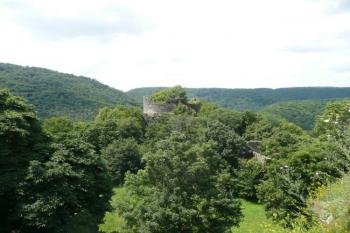 pohled z vyhlídky na tzv. novém hradě na vlastní jádro hradu, tzv. starý hrad v pozadí ( © Jan P. Štěpánek 07/2009)
