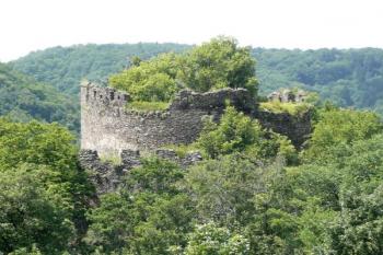 masivní obvodová plášťová hradba jádra hradu - tzv. starý hrad ( © Jan P. Štěpánek 07/2009)