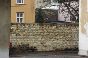 dva pásy hradebních zdí v severní části (© Karel Husák, 03/2010)