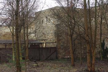 severní vnitřní hradba s hranolovou věží (© Karel Husák, 03/2010)