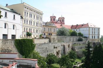 Hradební zdi nad bývalým předměstím Dubina (© Ivan Grisa, 08/2008)