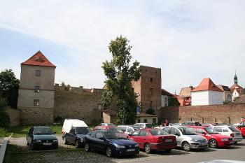 Tři hradební věže a hlavní hradba na severním obvodu starého města (z ulice Na valech) (© Ivan Grisa, 08/2008)