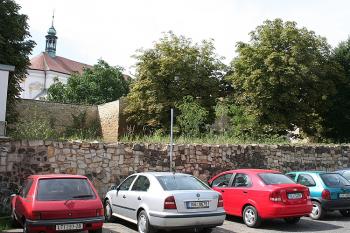 Parkánová a hlavní hradba za klášterem minoritů (dominikánů). (© Ivan Grisa, 08/2008)