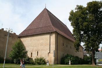 Okrouhlá bašta vlevo od paláce bývalého městského hradu (© Ivan Grisa, 08/2008)