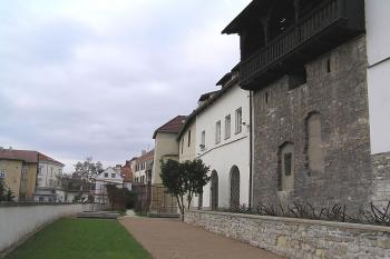 prostor mezi hlavní hradbou a parkánovou hradbou na jihu (© Karel Husák, 012006)