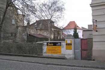 zbytek severní hlavní hradby s věžemi, vnitřní část. (© Karel Husák, 01/2006)