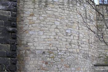 zbytek parkánové věže (© Karel Husák, 01/2006)