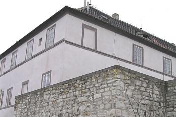 zbytek věže u kapucínského kláštera (© Karel Husák, 01/2006)