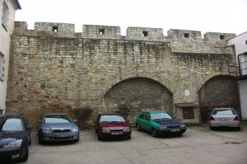 vnitřní strana hlavní hradby u bývalé Dlouhé brány (© Karel Husák, 11/2008)