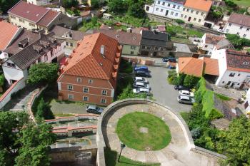 bašta v jižním parkánu a bývalý barokní mlýn (© Karel Husák, 06/2009)